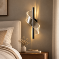 Applique murale LED à ruban d’acrylique — 30 cm — finition noire, vue en chambre