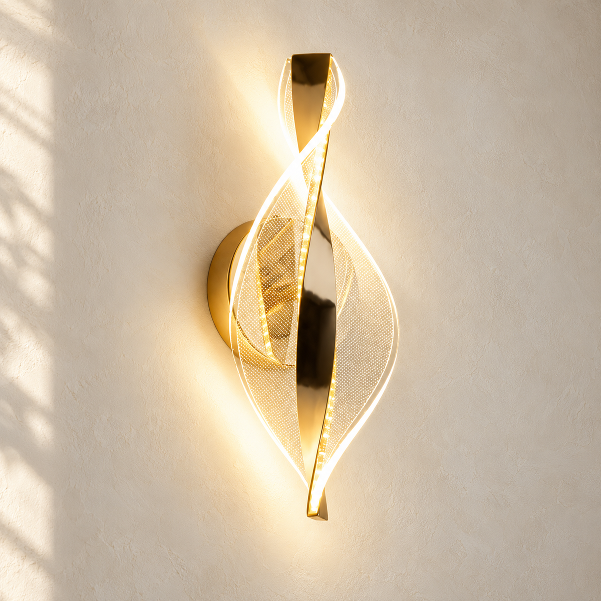 Applique murale LED dorée à rubans entrelacés — 30 cm — finition dorée, mise en scène